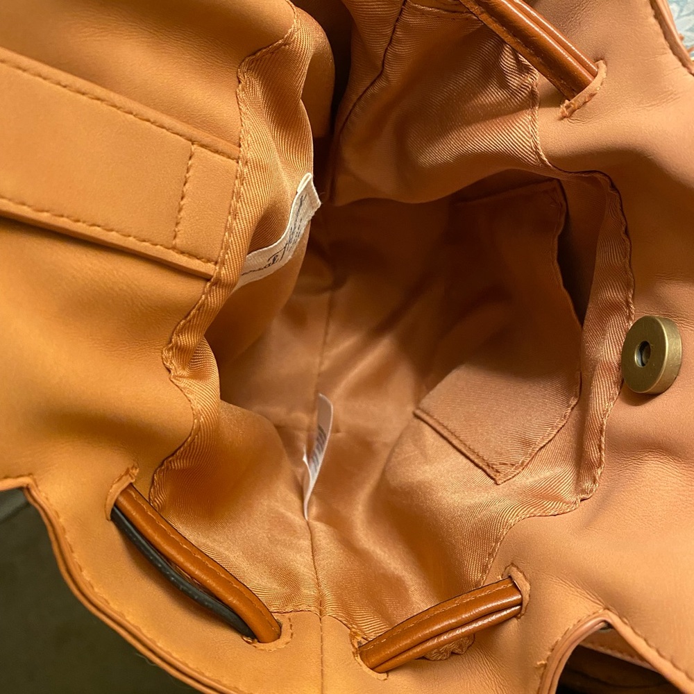 Universal Thread drawstring crossbody bag. - Picture 8 of 10